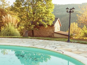 Outdoor pool - Detached Holiday Home With Shared Swimming Pool in a Marvellous Nature Reserve (Connac)