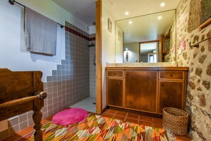 Bathroom - Hilltop Haven in Parlan (Parlan)