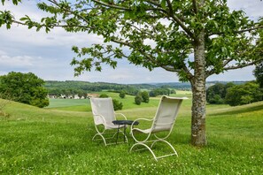 Garden - Hilltop Haven in Parlan (Parlan)