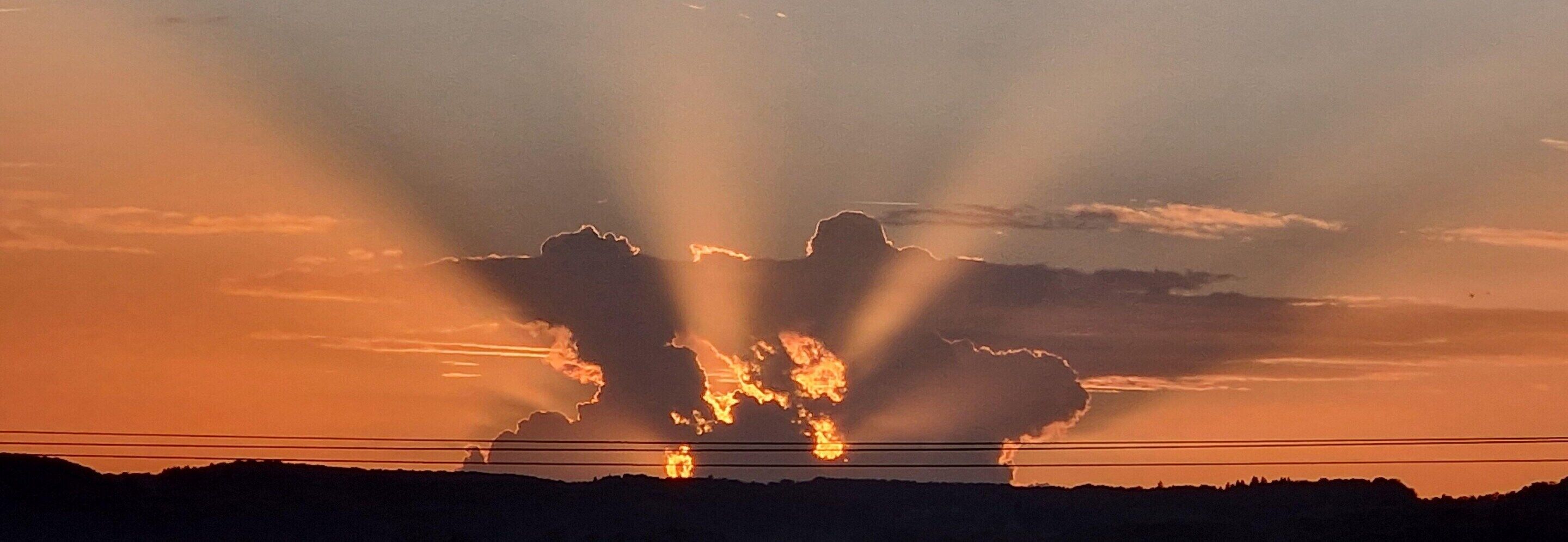 Un atardecer con nubes iluminadas por el sol.