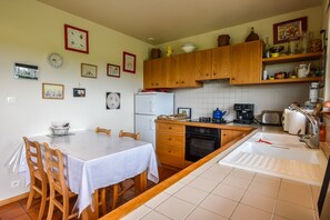 Fridge, high chair - Hilltop Haven in Parlan (Parlan)