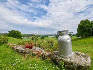 Garden - Hilltop Haven in Parlan (Parlan)