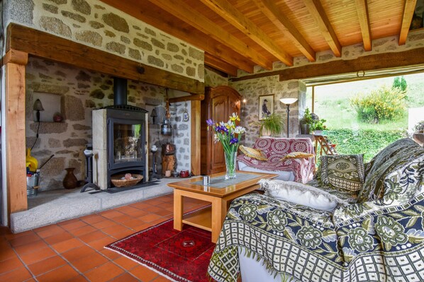 Living room - Hilltop Haven in Parlan (Parlan)