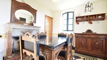 House | Dapur peribadi | Peti sejuk, mesin basuh pinggan mangkuk