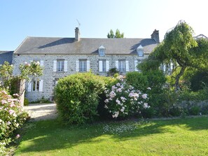 Exterior - Amazing Holiday Home in Regnéville-sur-mer With Garden (Regnezville-sur-Mer)
