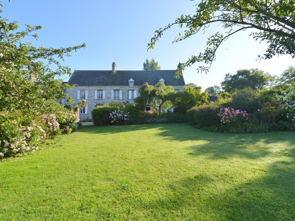 Exterior - Amazing Holiday Home in Regnéville-sur-mer With Garden (Regnezville-sur-Mer)