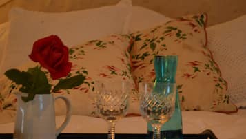 6 bedrooms, individually furnished, bed sheets