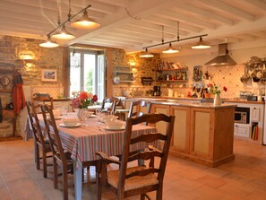 Dining - Amazing Holiday Home in Regnéville-sur-mer With Garden (Regnezville-sur-Mer)