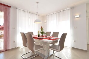 Standard-Apartment, 2 Schlafzimmer (20342) | Essbereich im Zimmer