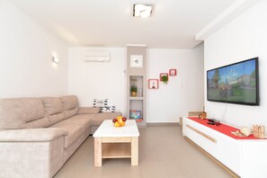 Standard-Apartment, 2 Schlafzimmer (20342) | Wohnzimmer | Fernseher, Kamin