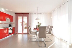Standard Apartment, 2 Bedrooms (20342) | Private kitchen | Fridge, microwave, oven, stovetop - Villa 1771 (Vodnjan)
