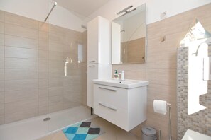 Appartement Standard, 2 chambres (20342) | Salle de bain | Douche, séchoir à cheveux, serviettes fournies