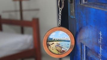 Ein Schlüsselanhänger mit einer Strandansicht und dem Schriftzug 'Parnaíba' auf einer blauen Tür.