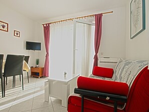 Apartamento estándar, 1 habitación (26795) | Zona de estar | Una televisión de pantalla plana