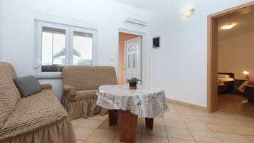 Standard-Apartment, 2 Schlafzimmer (20434) | Wohnbereich | Flachbildfernseher