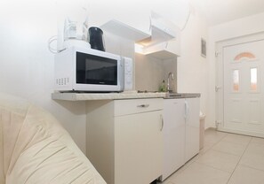 Standard Apartment, 1 Bedroom (20437) | Private kitchenette | Fridge, microwave, coffee/tea maker, electric kettle - Apartment 1774 (Medulin)