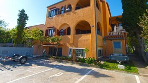 A two-story building with a yellow facade, arched windows, and a balcony. - Apartment 1775 (Medulin)