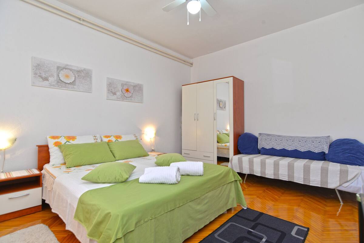 Une chambre à coucher comprenant un lit, une armoire, une table de chevet et une commode.