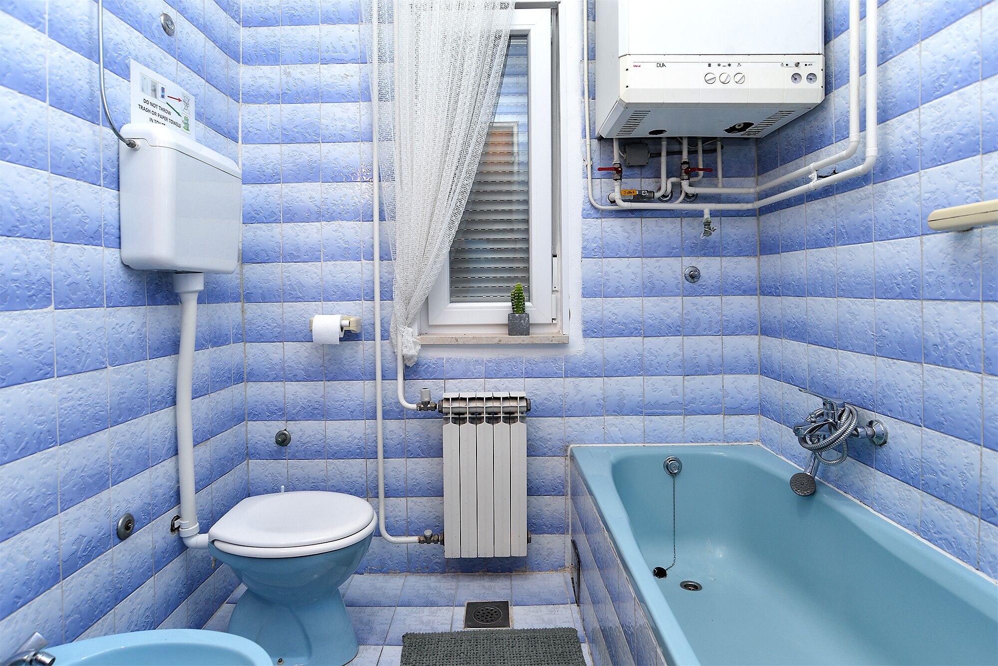 Un baño con inodoro, bañera y ducha.