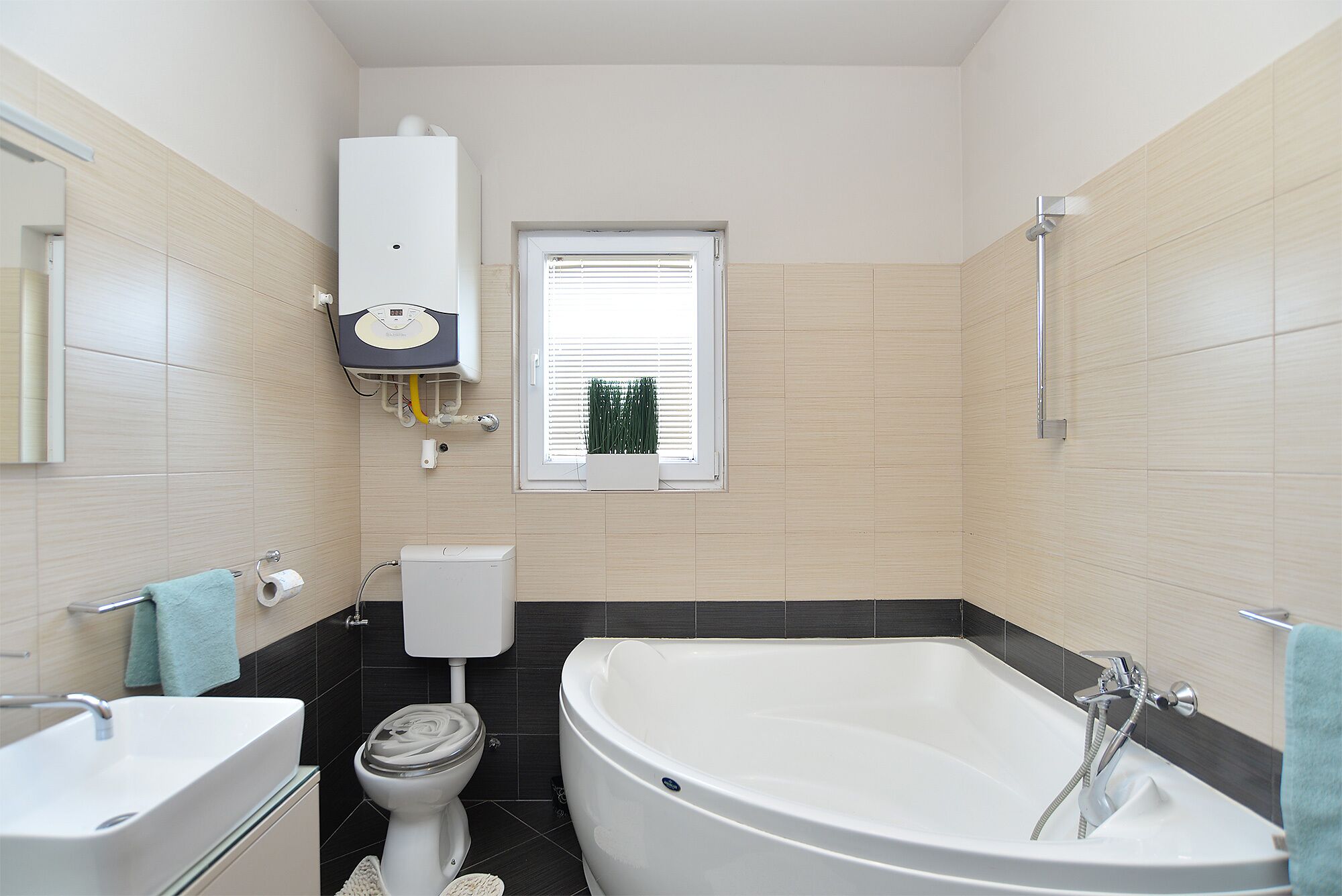 Une salle de bain moderne avec une baignoire, des toilettes et un lavabo.