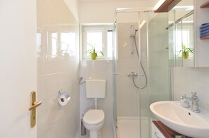 Standard Apartment, 2 Bedrooms (20599) | Bathroom | Shower, hair dryer, towels - Apartment 1782 (Fazana)