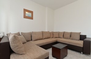 Standard-Apartment, 2 Schlafzimmer (20599) | Wohnbereich | Fernseher