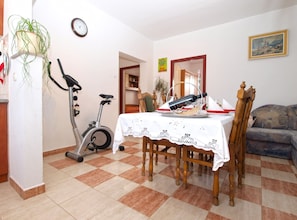 Standard Apartment, 2 Bedrooms (21002) | In-room dining