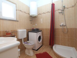 Standard Apartment, 2 Bedrooms (21002) | Bathroom