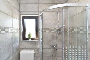Rumah Standar, 2 kamar tidur (21016) | Kamar mandi | Shower, pengering rambut,  dan handuk