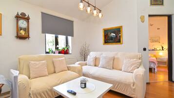 Standard-Apartment, 3 Schlafzimmer (21025) | Wohnbereich | Fernseher