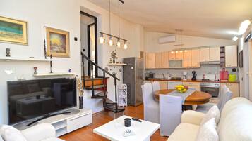 Standard-Apartment, 3 Schlafzimmer (21025) | Wohnbereich | Fernseher