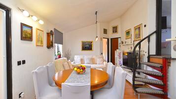 Standard Apartment, 3 Bedrooms (21025) | Living area | TV