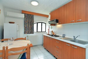 Refrigerador, microondas, placa de cocina, cafetera/tetera