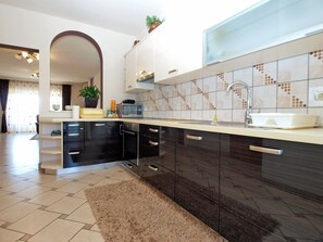 Standard Apartment, 2 Bedrooms (21159) | Shared kitchen | Fridge, stovetop, electric kettle, cookware/dishes/utensils - Apartment 1800 (Pula)