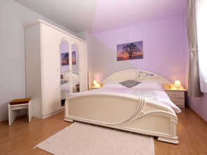 Iron/ironing board, bed sheets - Apartment 1800 (Pula)