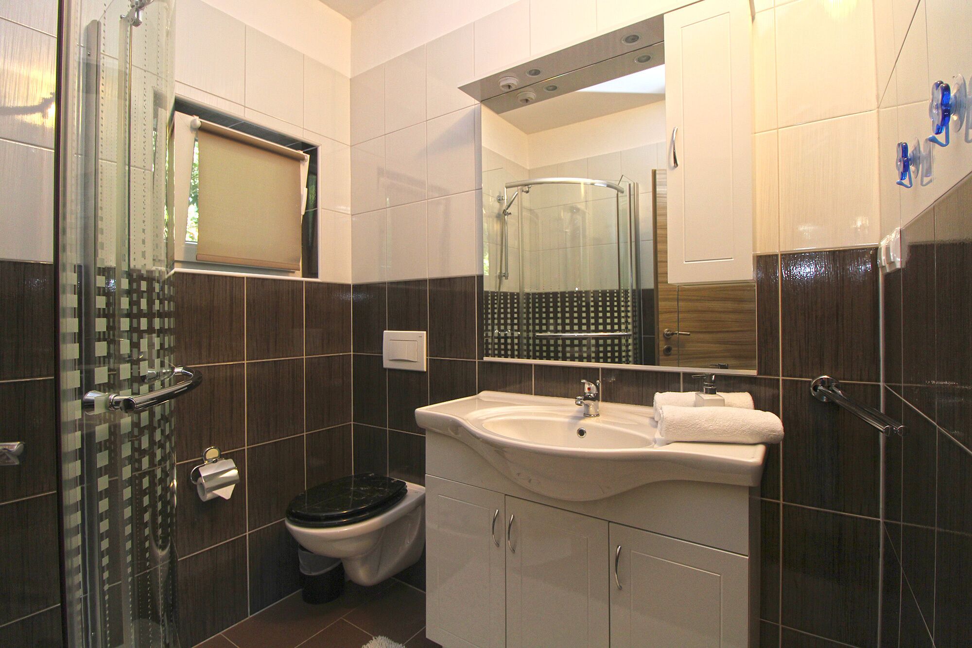 Standard House, 1 Bedroom (21162) | Bathroom | Shower, hair dryer, towels