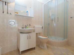 Standard-Apartment, 2 Schlafzimmer (21276) | Badezimmer | Dusche, Haartrockner, Handtücher