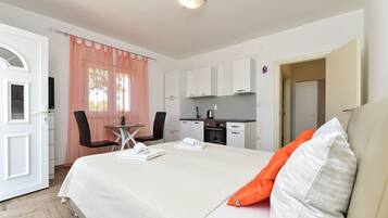 2 bedrooms, iron/ironing board, free WiFi, bed sheets