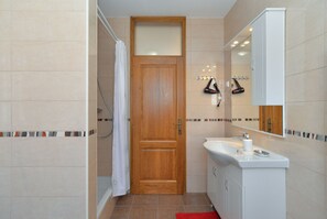 Standard Apartment, 2 Bedrooms (21317) | Bathroom | Shower, hair dryer, towels