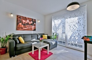 Apartamento standard, 2 quartos (21382) | Sala de estar | TV de tela plana