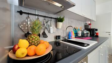 Standard Apartment, 2 Bedrooms (21382) | Private kitchen | Fridge, microwave, oven, stovetop