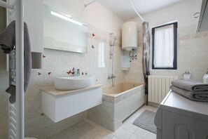 Standard Apartment, 3 Bedrooms (21518) | Bathroom