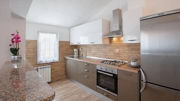 Standard Apartment, 3 Bedrooms (21517) | Private kitchen | Fridge, oven, stovetop, dishwasher