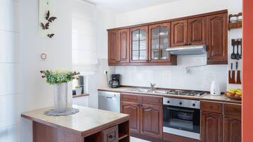 Standard Apartment, 3 Bedrooms (21518) | Private kitchen | Fridge, oven, stovetop, dishwasher