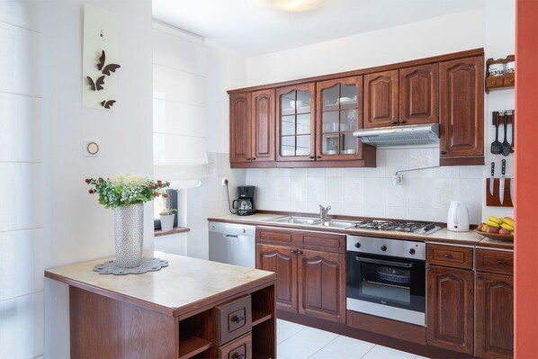 Standard Apartment, 3 Bedrooms (21518) | Private kitchen | Fridge, oven, stovetop, dishwasher