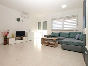 스탠다드 아파트, 침실 1개 (21521) | 거실 공간 | 평면 TV