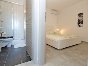 Standard Apartment, 1 Bedroom (21521) | Bathroom | Shower, hair dryer, towels - Apartment 1819 (Medulin)