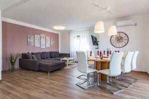 Standard-Haus, 4 Schlafzimmer (21557) | Wohnbereich | Flachbildfernseher