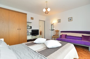 Iron/ironing board, free WiFi, bed sheets