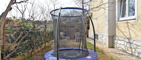 Children’s play area – outdoor